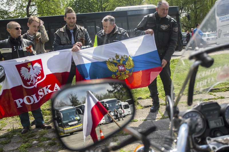 Na zdjęciu Polacy z Rajdu Katyńskiego oraz Rosjanie z "Nocnych Wilków" w okolicach Muzeum Auschwitz.