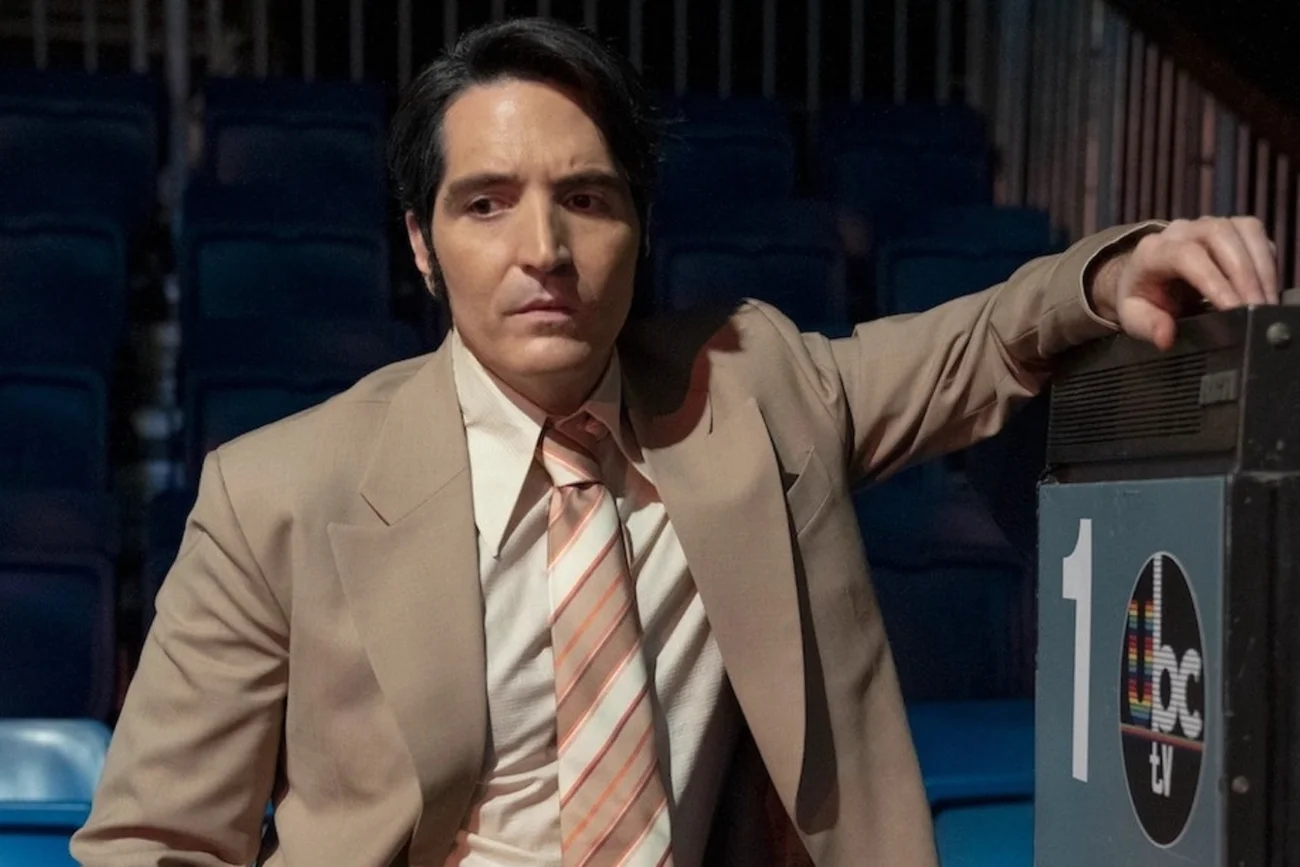 David Dastmalchian w horrorze "Late Night with the Devil".