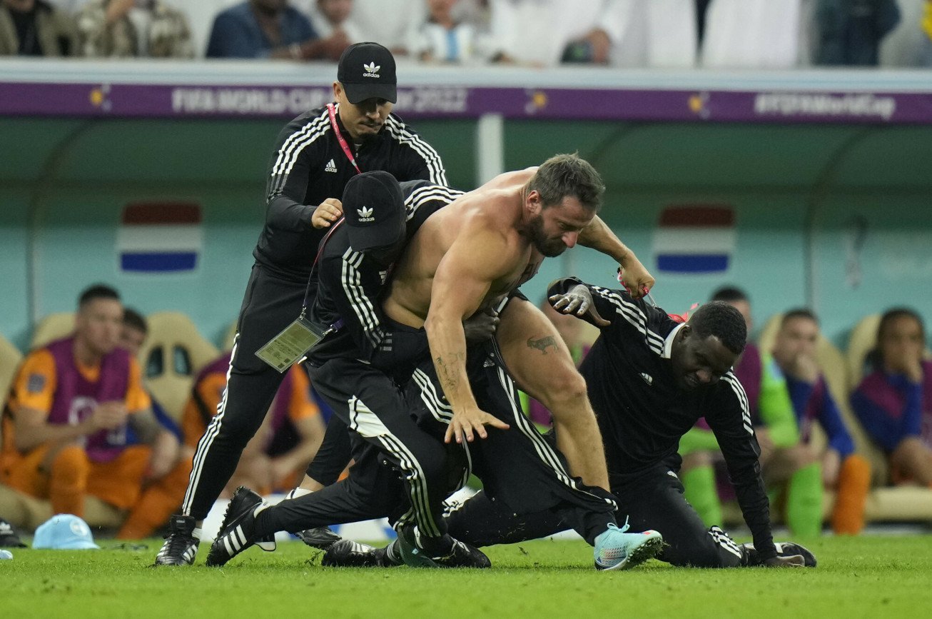 Incydent podczas meczu Holandia-Argentyna. Na murawę wbiegł Rosjanin.
