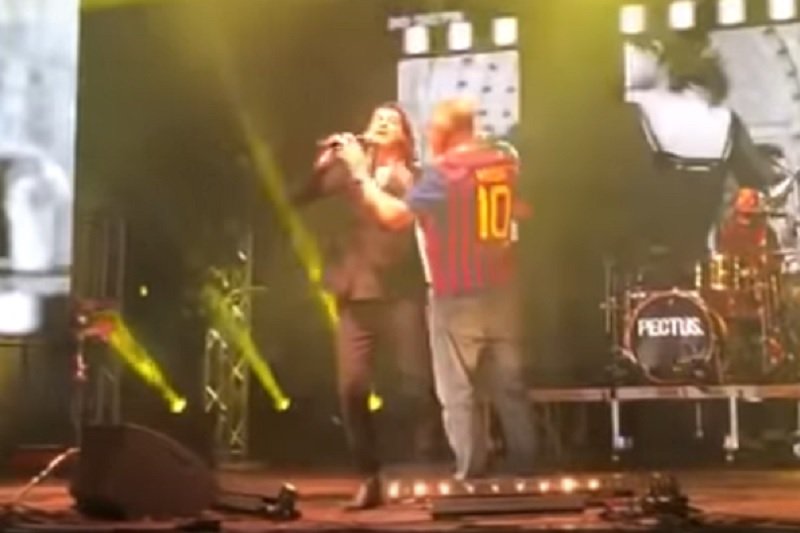 Wójt gminy Żelazków na scenie podczas koncertu zespołu Pectus.