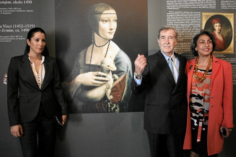 Tamara Czartoryska (z lewej) i jej ojciec Adam Karol podczas prezentacji "Damy z gronostajem" na Zamku Królewskim na Wawelu.