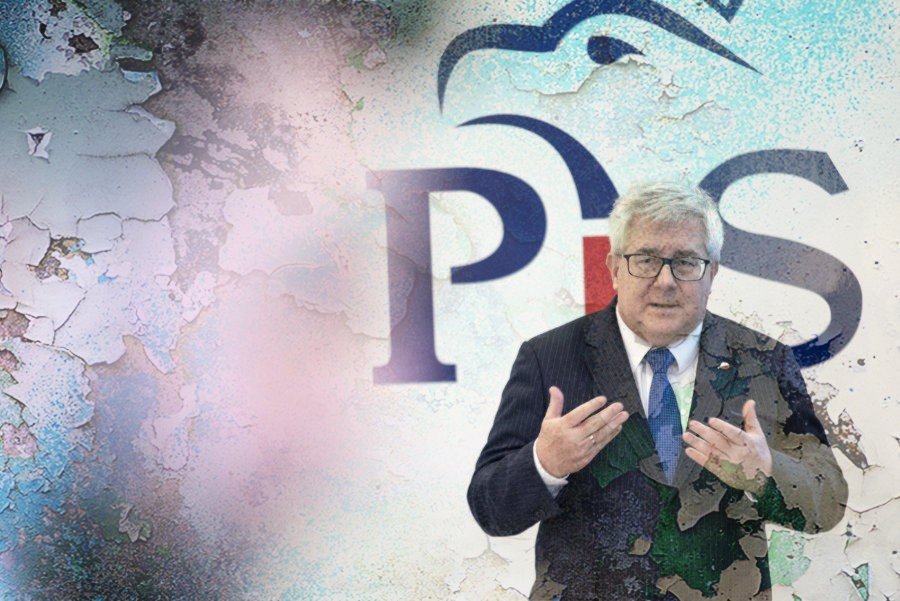 Ryszard Czarnecki. Ryszard Czarnecki. Za nim logo PiS.