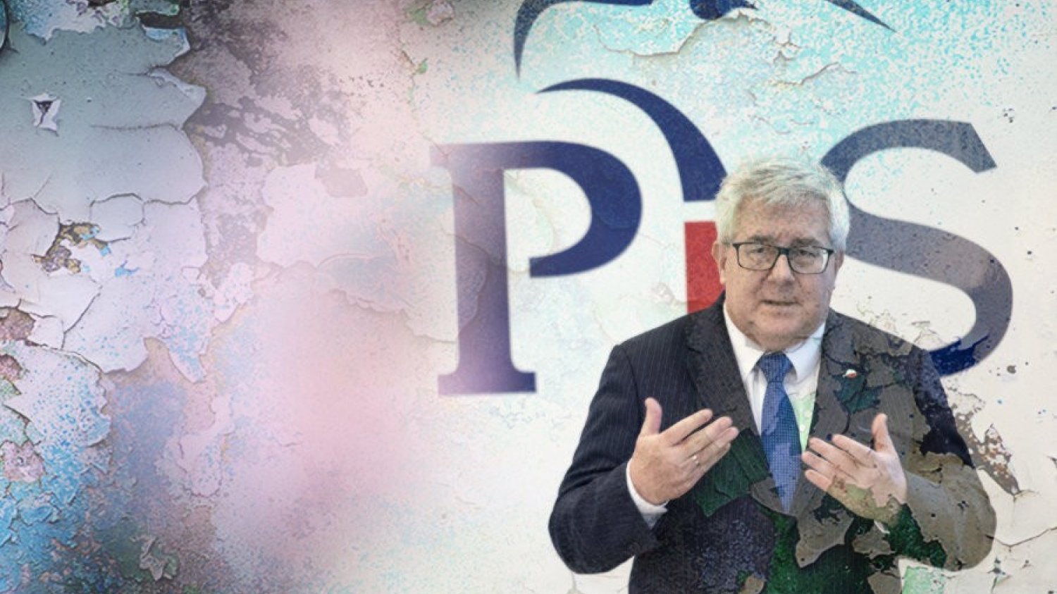 Ryszard Czarnecki. Ryszard Czarnecki. Za nim logo PiS.