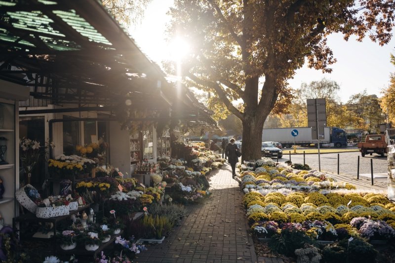 Stragan z kwiatami przed cmentarzem Srebrzysko w Gdańsku.