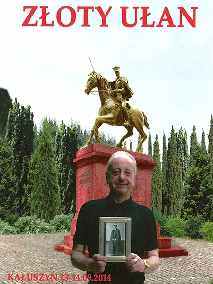 Andrzej Żyliński na tle ufundowanego przez siebie pomnika.