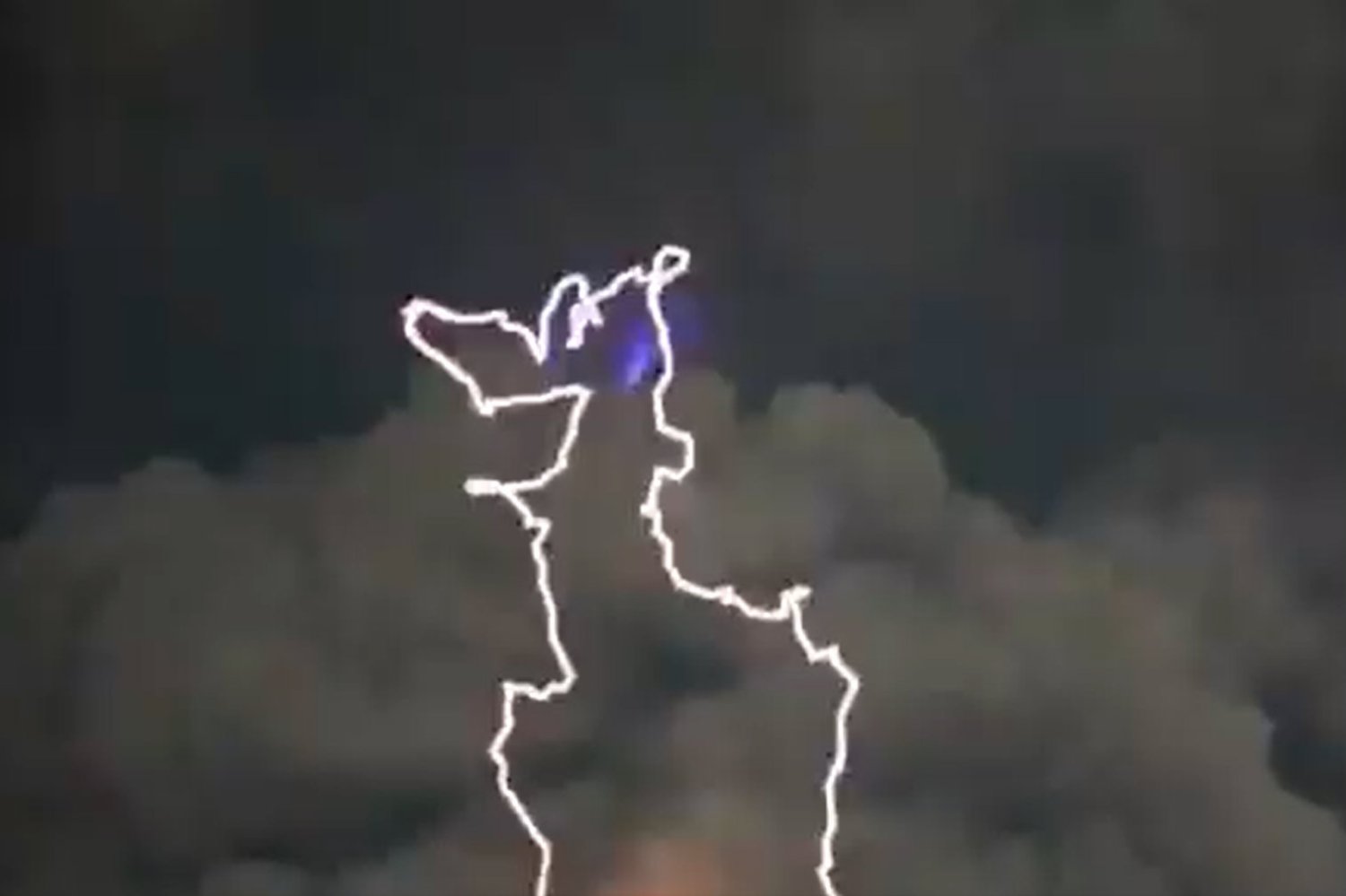 Z wulkanu Taal położonego 70 km od stolicy Filipin Manili wydobywa się lawa. W internecie są dostępne widowiskowe nagrania.