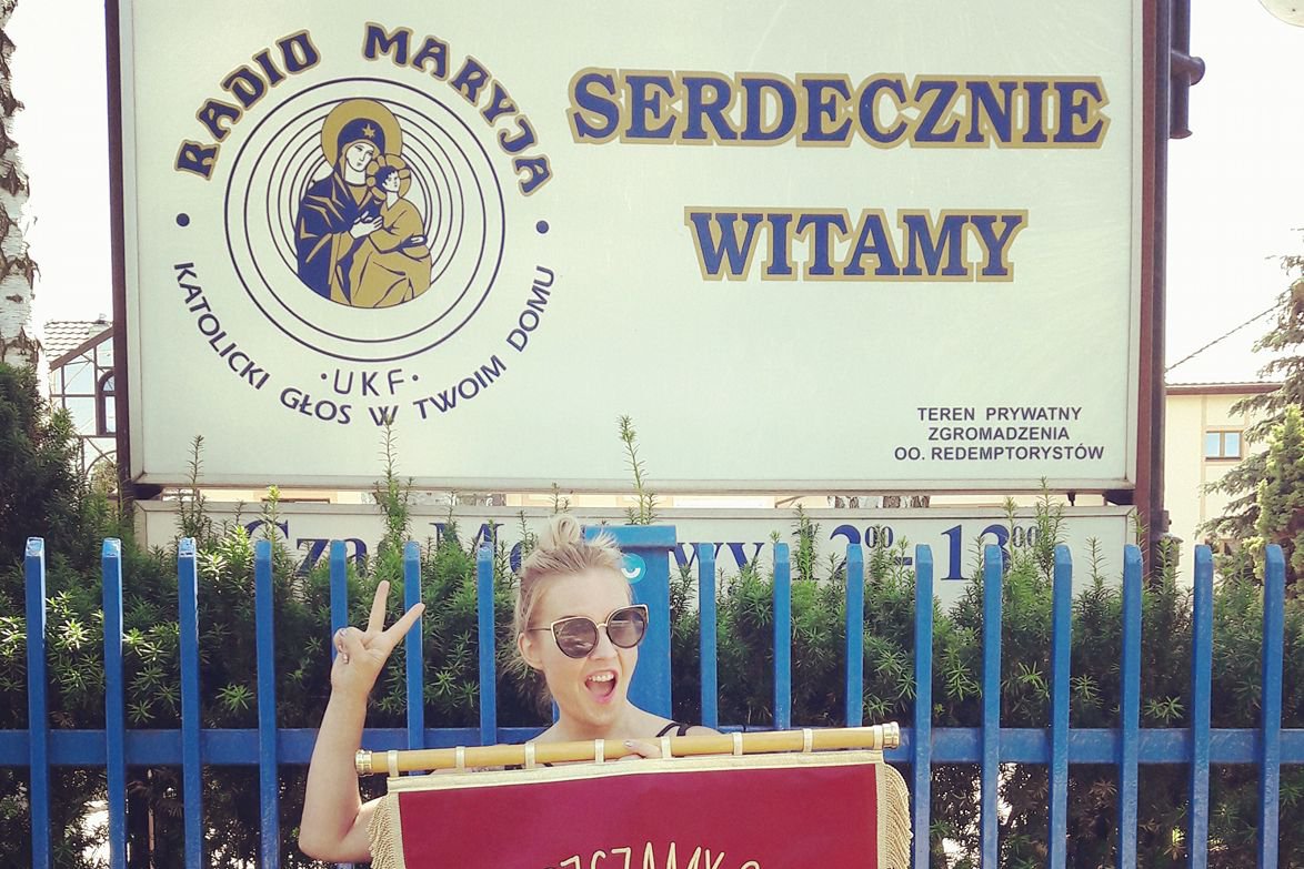 Artystka, aktywistka i feministka Marta Frej i jej zdjęcie ze sztandarem zdobyło ogromną popularność. Artystka manifestuje to co zwykle w swoich memach i grafikach: tolerancję i równość.