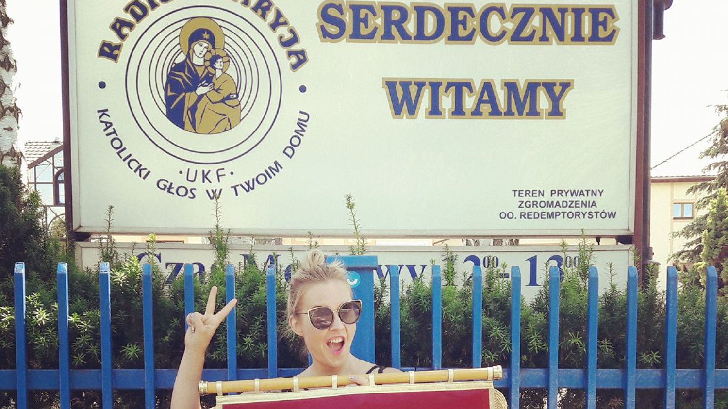 Artystka, aktywistka i feministka Marta Frej i jej zdjęcie ze sztandarem zdobyło ogromną popularność. Artystka manifestuje to co zwykle w swoich memach i grafikach: tolerancję i równość.