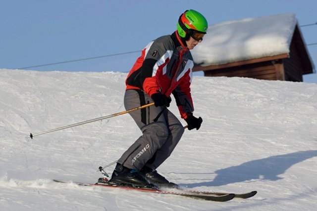 By cieszyć się narciarstwem wystarczy znaleźć ośrodek blisko nas, niekoniecznie w górach, wypożyczyć sprzęt, niekoniecznie go kupować, i zacząć naukę z pomocą instruktora, a nie samodzielnie.