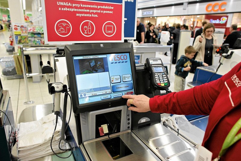 Kasy samoobsługowe, samodzielne skanowanie – to wszystko stwarza dla złodziei dodatkowe możliwości. Brytyjskie badania dowodzą, że liczba kradzieży znacznie rośnie, gdy towar nie przechodzi przez kasę z kasjerem.