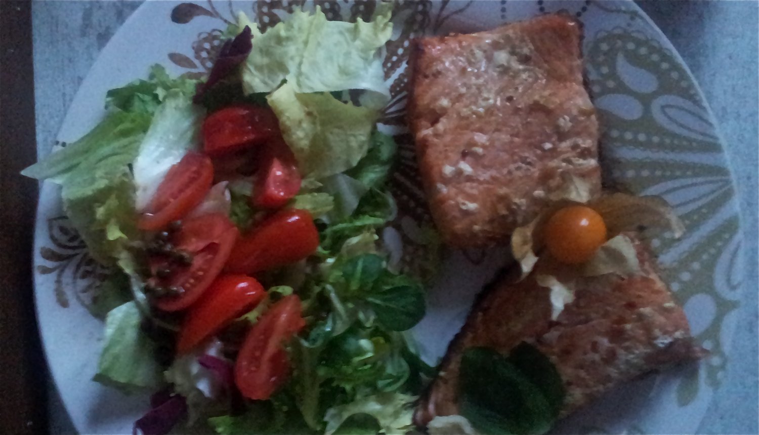 Dbając o wagę warto zmienić niektóre z przyzwyczajeń. Mięso zastąpić na przykład rybą lub sałatkami.