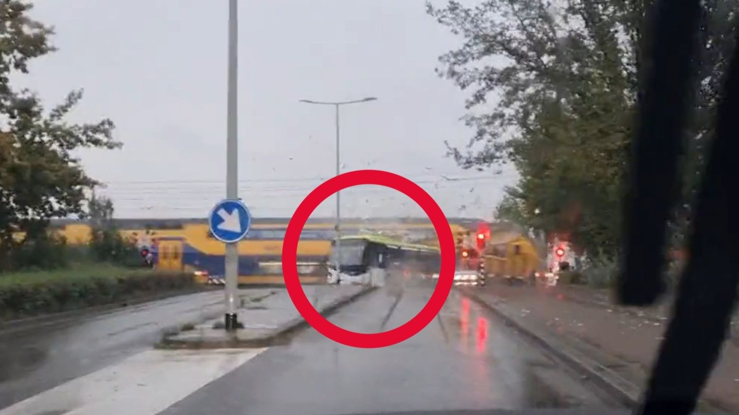 Pociąg przeciął autobus na pół na przejeździe kolejowym.