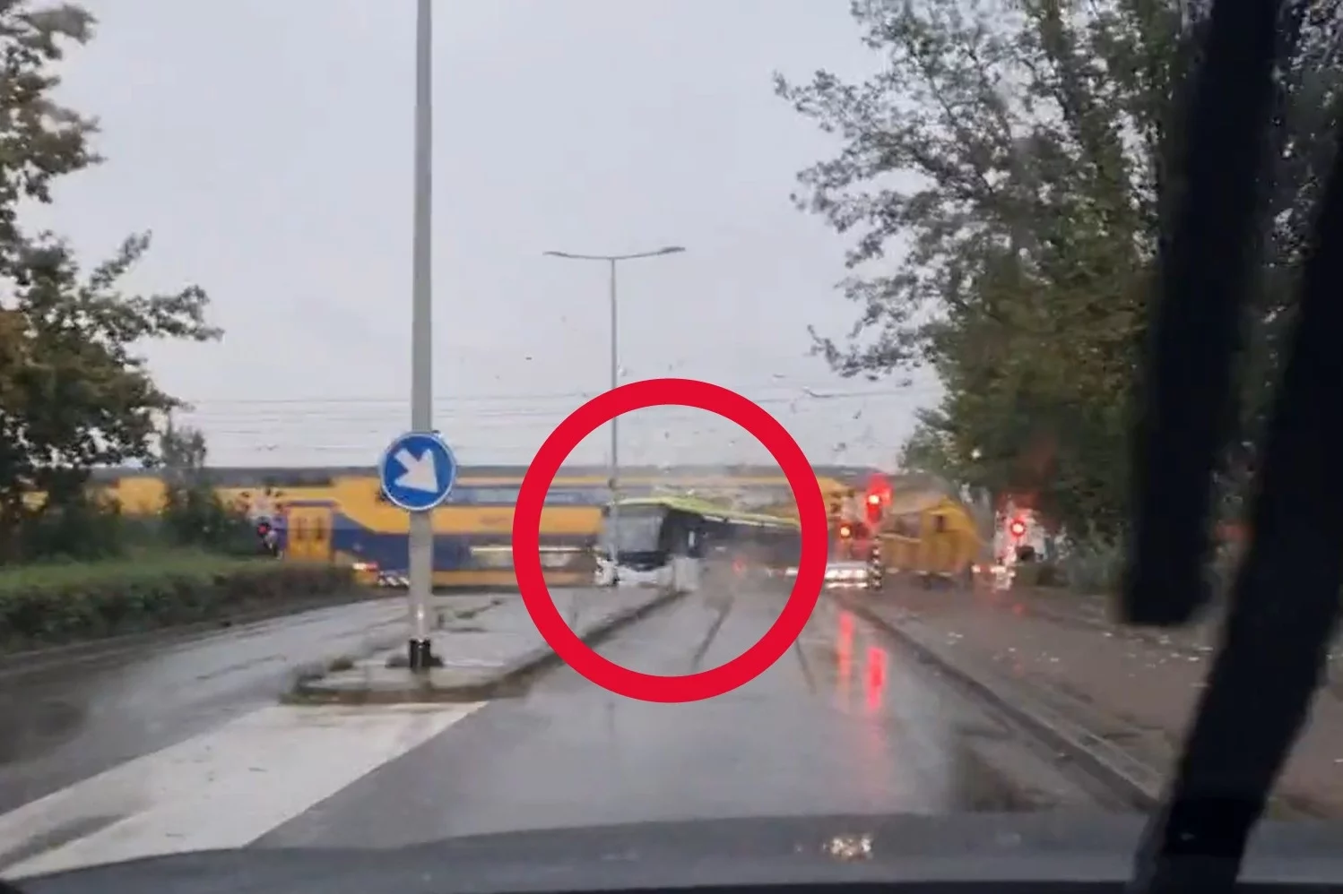 Pociąg przeciął autobus na pół na przejeździe kolejowym.
