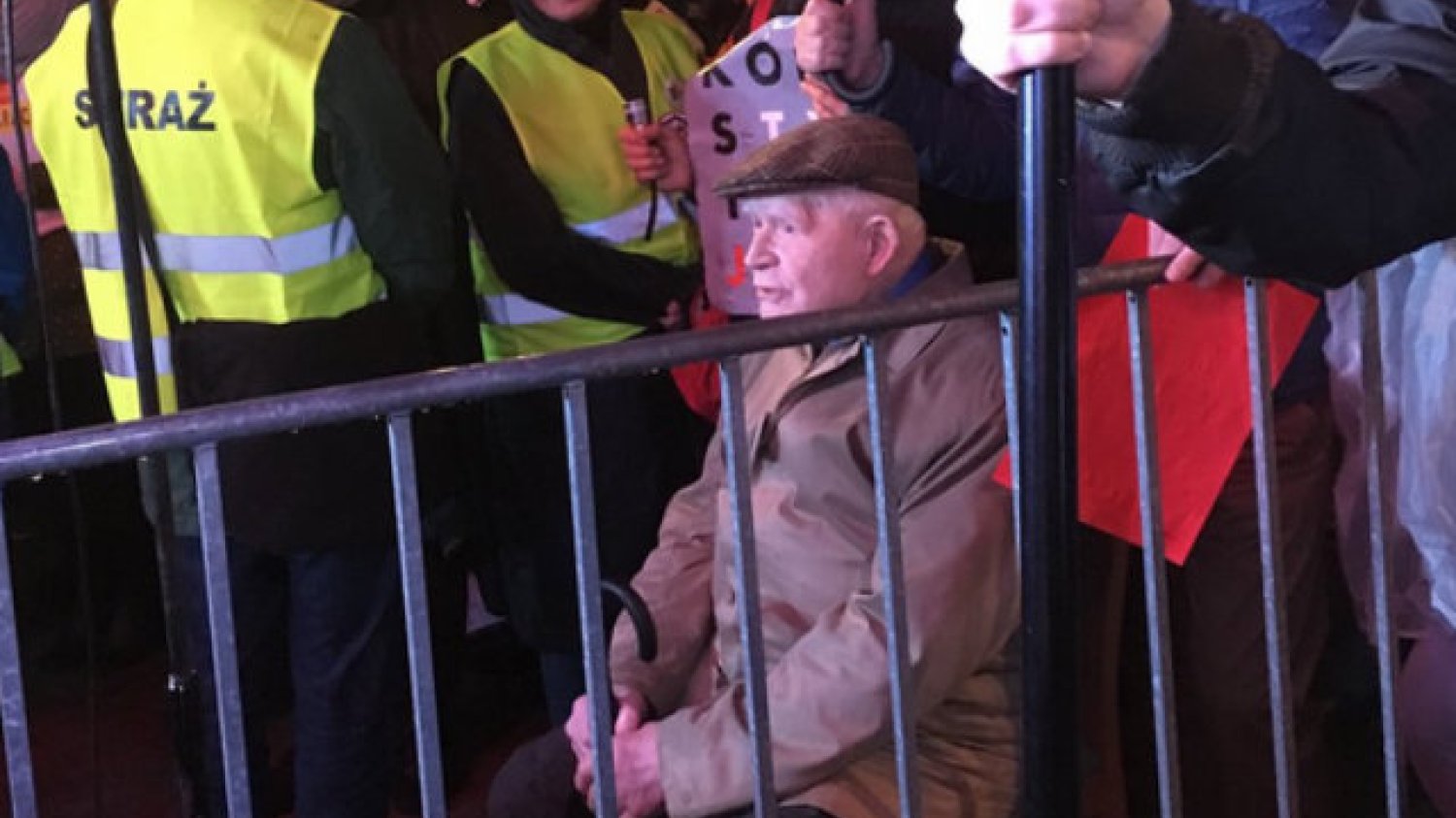 Adam Strzembosz podczas manifestacji pod Pałacem Prezydenckim.