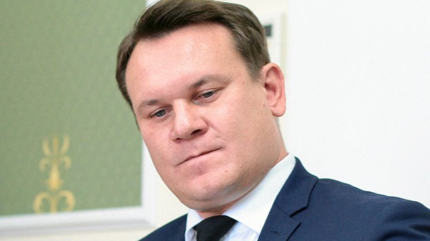 Poseł Dominik Tarczyński twierdził, że nie pobiera pieniędzy publicznych ze względu na swój patriotyzm. Okazało się, że to nieprawda, bo przyjmował wynagrodzenie.