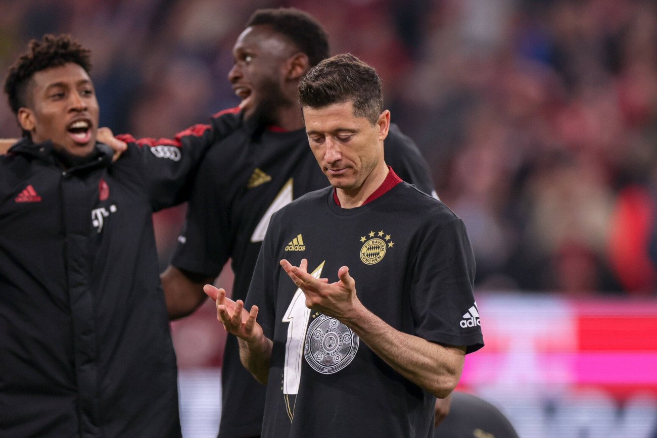 Robert Lewandowski już teraz może liczyć, który kontrakt będzie bardziej opłacalny - ten w Monachium czy Barcelonie.