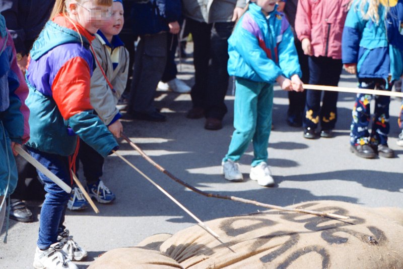 W Pruchniku na Podkarpaciu rytuał z okładaniem kukły Judasza nazywają "lokalnym folklorem". Zdjęcie z 2001 roku.
