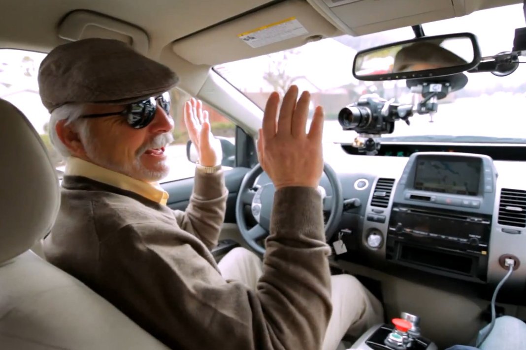 Steve Mahan za kierownicą samojeżdżącego auta Google