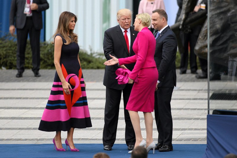 Kadr z ominięcia ręki Donalda Trumpa przez polską Pierwszą Damę podbił zagraniczne media