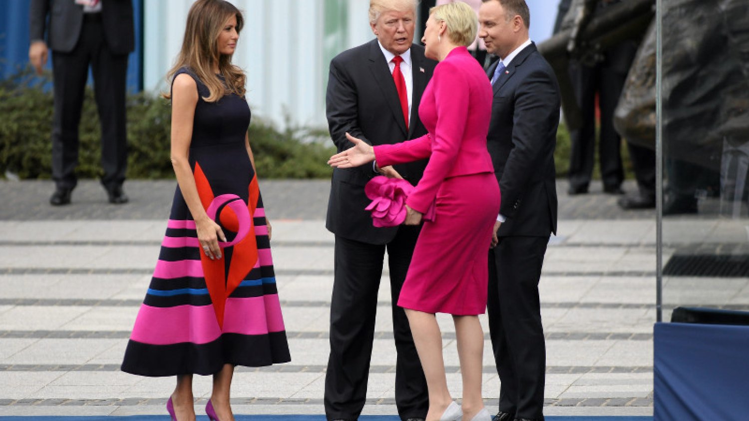 Kadr z ominięcia ręki Donalda Trumpa przez polską Pierwszą Damę  podbił zagraniczne media