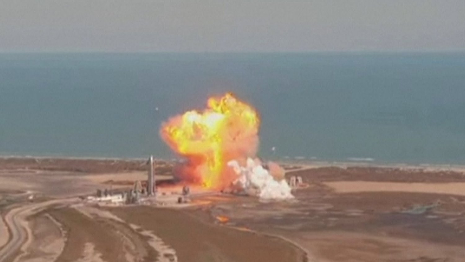 Lot testowy rakiety Starship SN9 zakończył się eksplozją podczas lądowania.