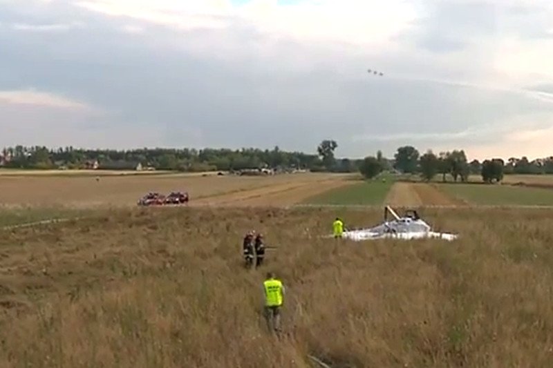 Śmigłowiec TVN awaryjnie lądował na polach w pobliżu radomskiego lotniska.
