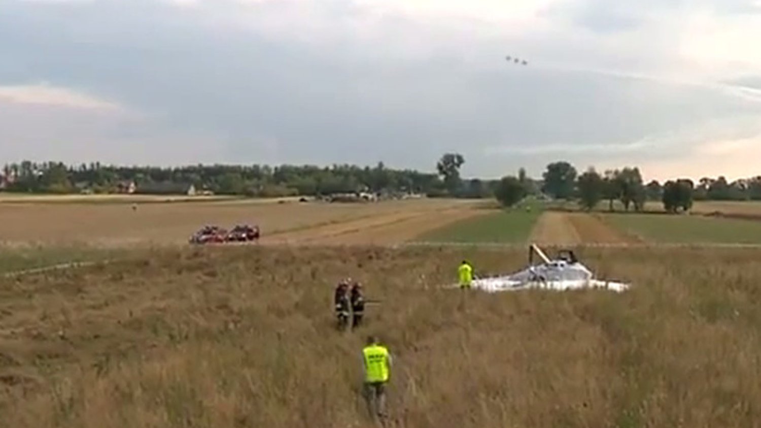 Śmigłowiec TVN awaryjnie lądował na polach w pobliżu radomskiego lotniska.
