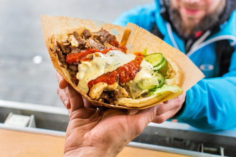 Radny PiS chce zwalczać terroryzm poprzez wzmożoną obecność policji w okolicach kebabów.