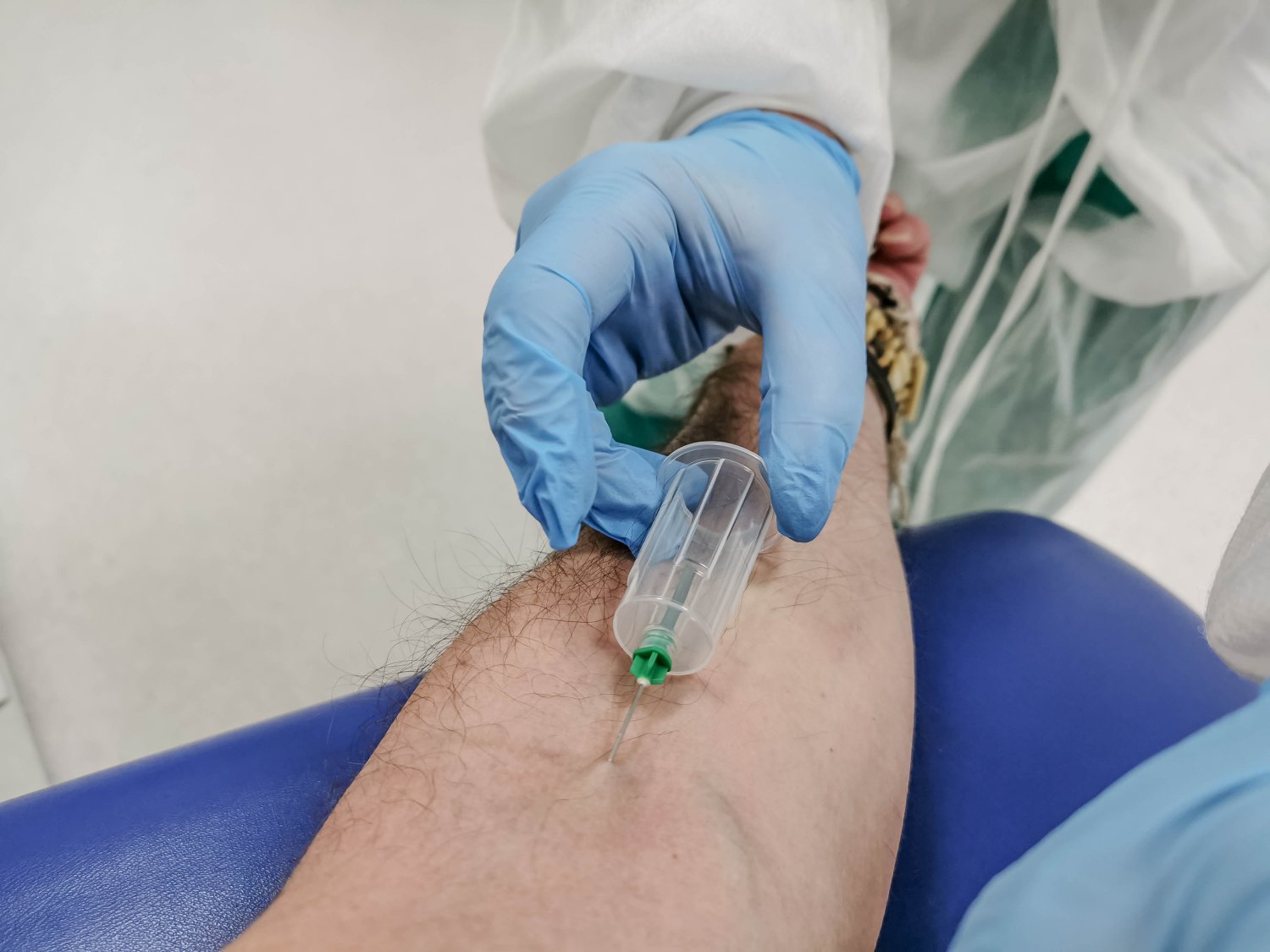 Pobranie krwi do badania na obecność koronawirusa.