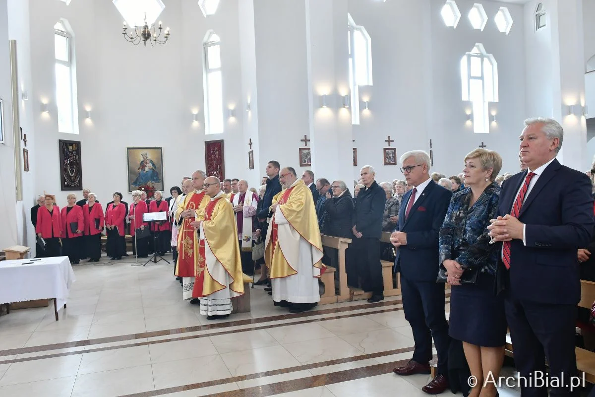 Senator Jan Dobrzyński (pierwszy z prawej) podczas uroczystości w kościele na białostockim Antoniuku. W dali widać postać Dariusza Piontkowskiego.