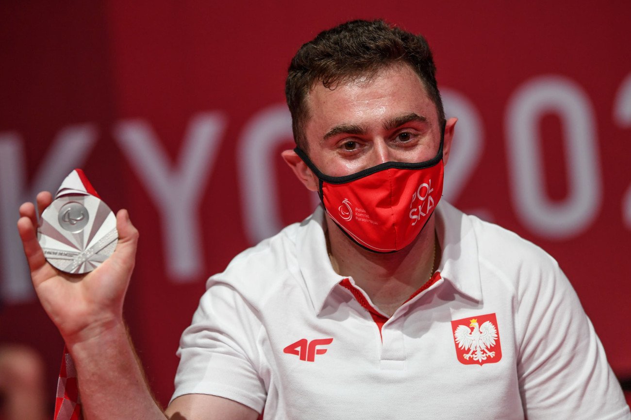 Adrian Castro zdobył w środę w Tokio tytuł wicemistrza olimpijskiego w paraszermierce.