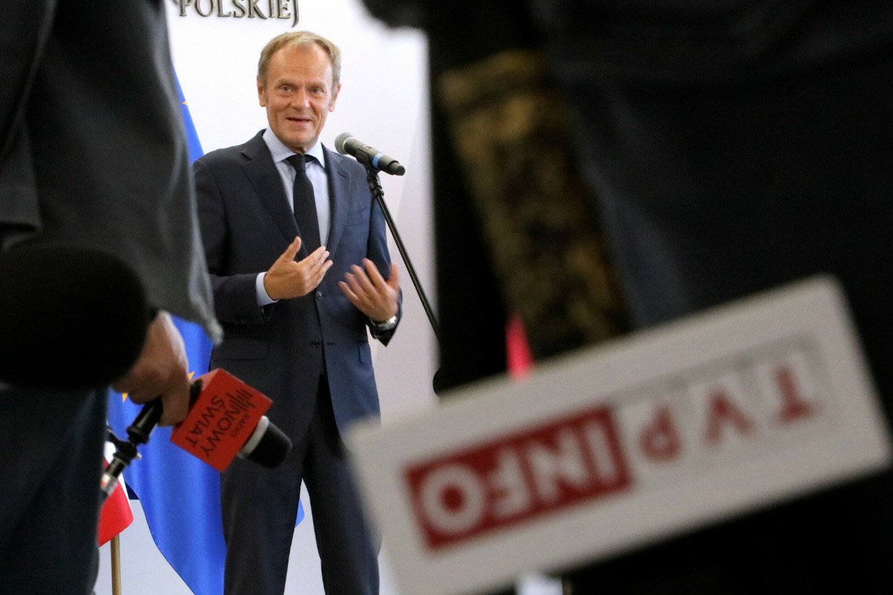 W "Wiadomościach" TVP skrócono wypowiedź Donalda Tuska o macierzyństwie i oskarżono go o "obrażanie polskich kobiet".