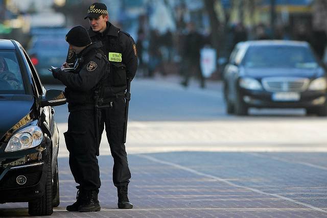 Strażnicy miejscy na ulicy Piotrkowskiej w Łodzi