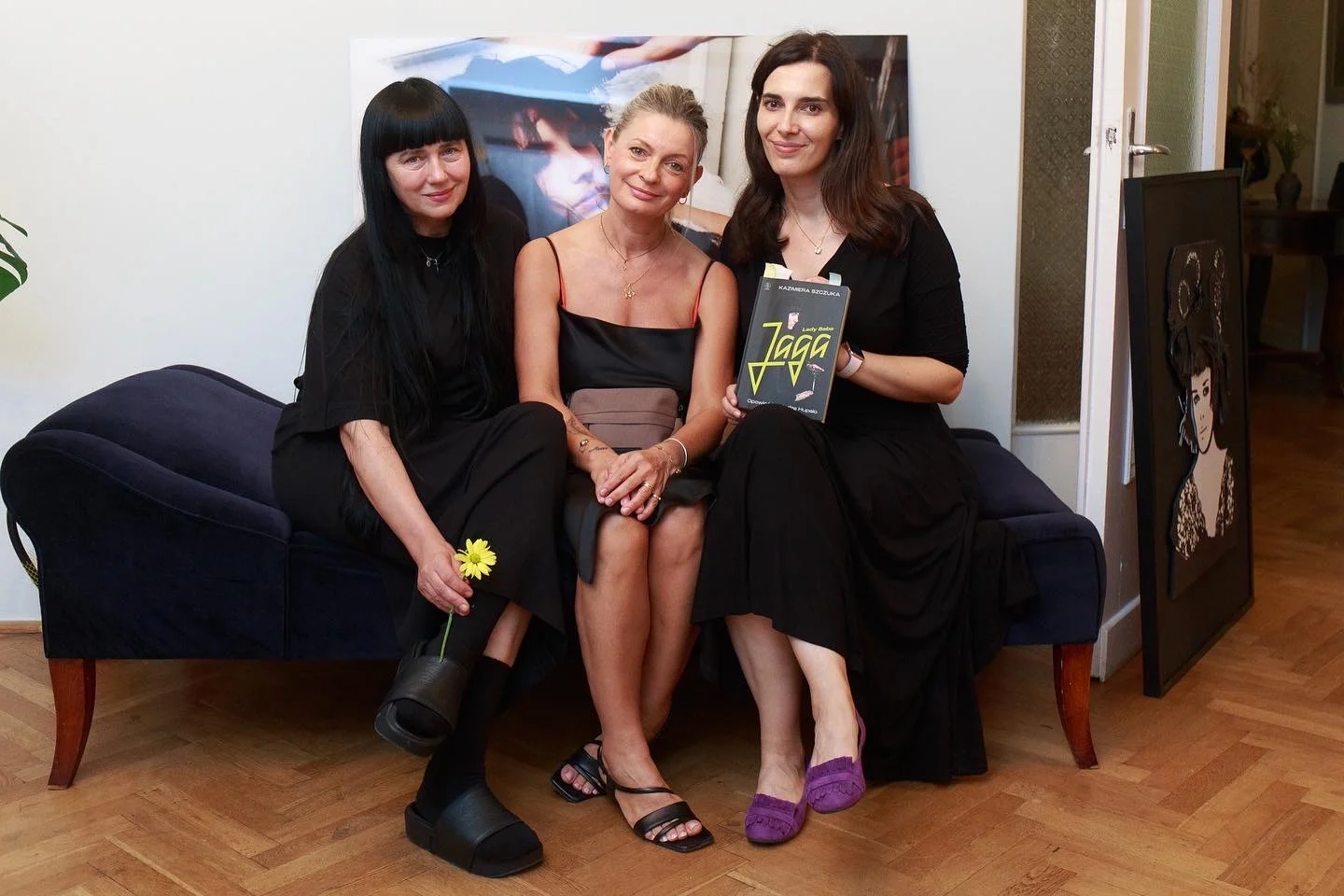 Szczęście bycia razem. Kasia Kołakowska z Elle Decoration oraz dziennikarka, Weronika Wawrzkowicz. Za nami fotografia autorstwa Marka Straszewskiego, przedstawiająca Weronikę Rosati.