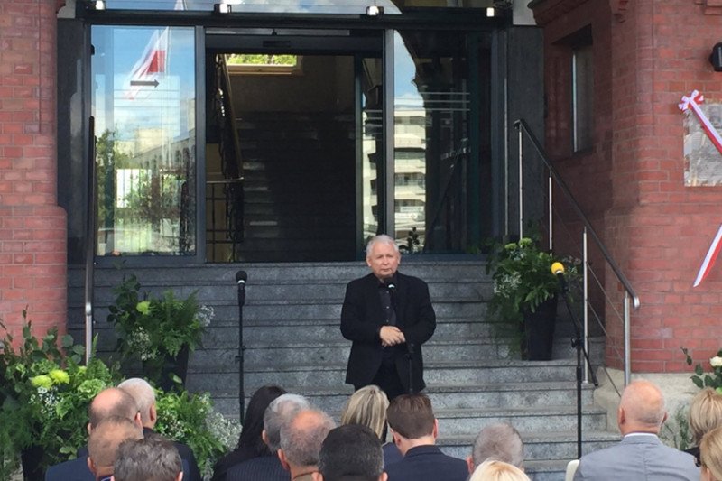 Jarosław Kaczyński był na regatach, ale też wziął udział w uroczystym odsłonięciu tablicy ku pamięci ś.p. Piotra Jani.