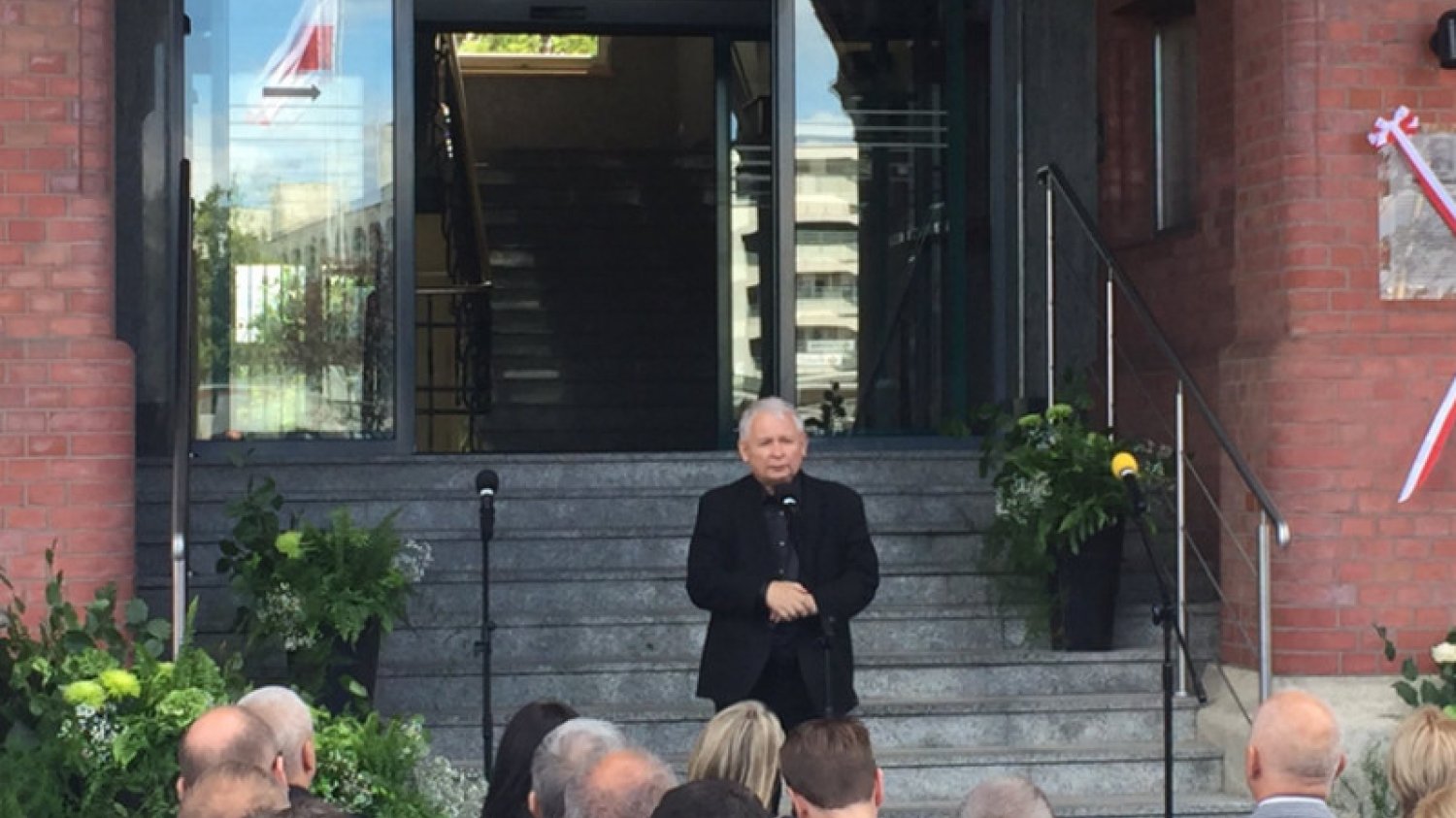 Jarosław Kaczyński był na regatach, ale też wziął udział w uroczystym odsłonięciu tablicy ku pamięci ś.p. Piotra Jani.