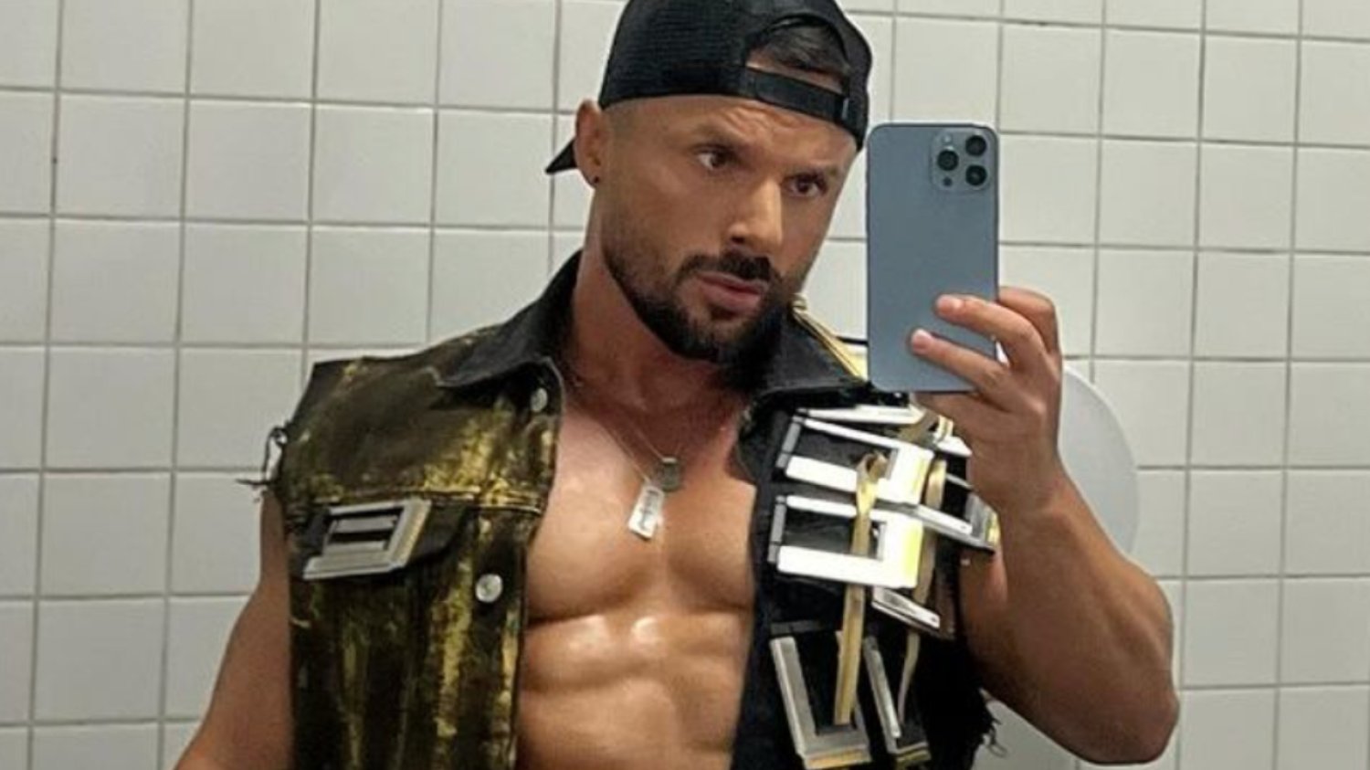 Qczaj był w dzieciństwie gwałcony. Jak radził sobie z ukrywaniem traumy?