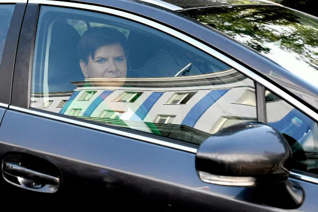 Mając luksusowe służbowe auto nie ma potrzeby korzystać z własnego.