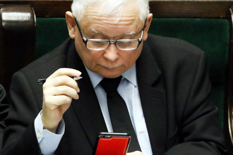 Posłowie PO zwracają uwagę na niebezpieczeństwa, jakie płyną w związku z korzystaniem polityków z darmowych komunikatorów.