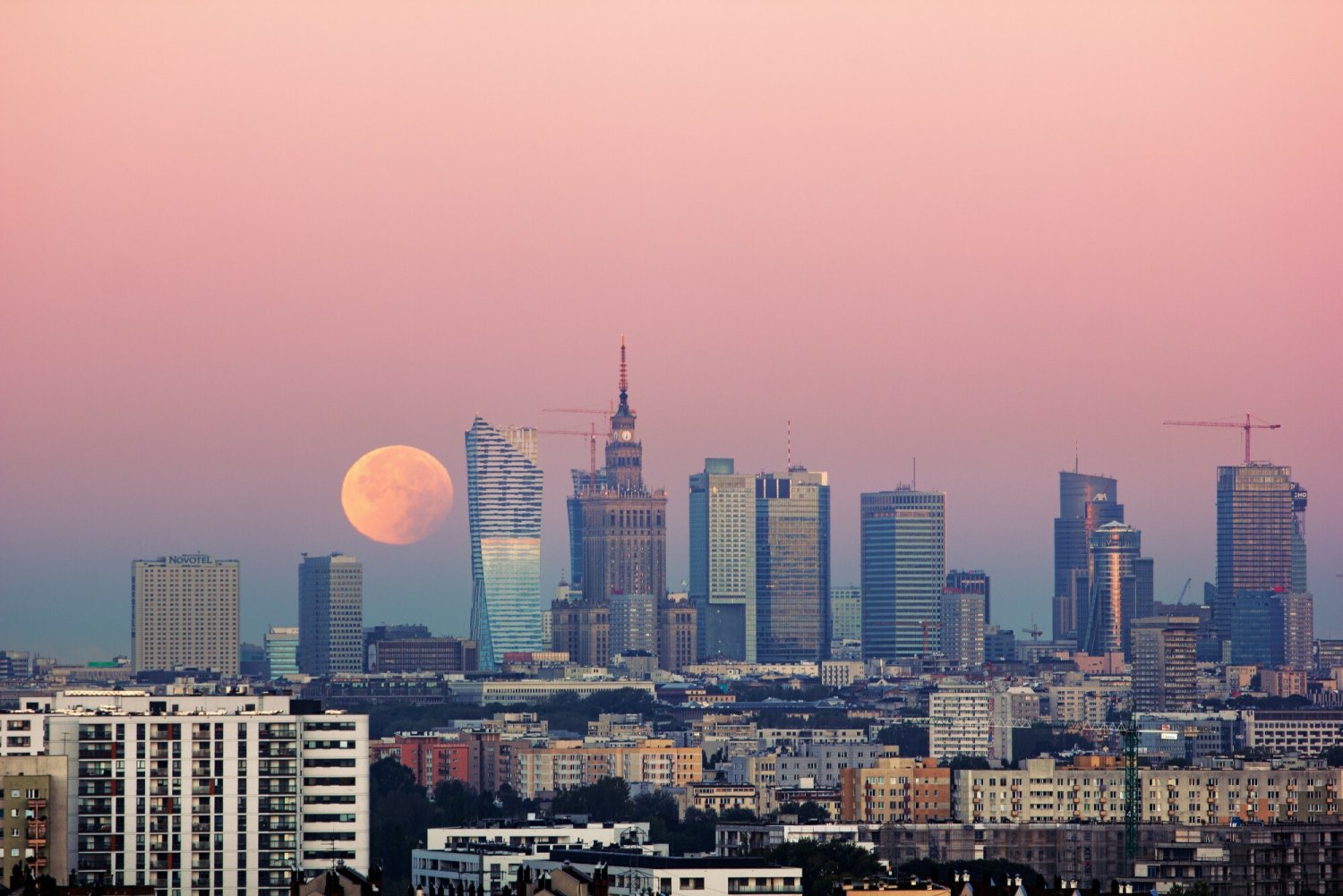 Na zdjęciu Księżyc nad Warszawą