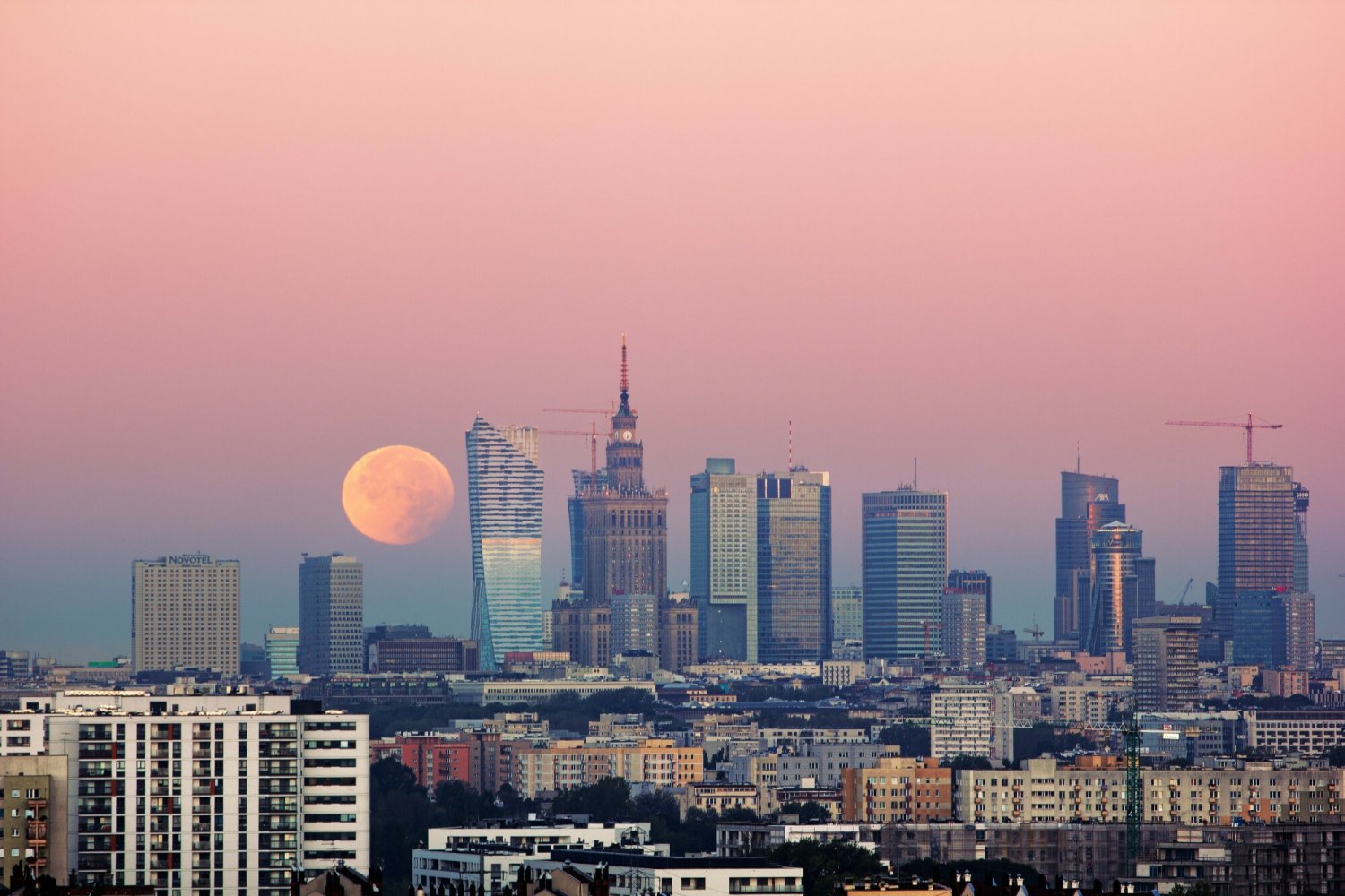 Na zdjęciu Księżyc nad Warszawą