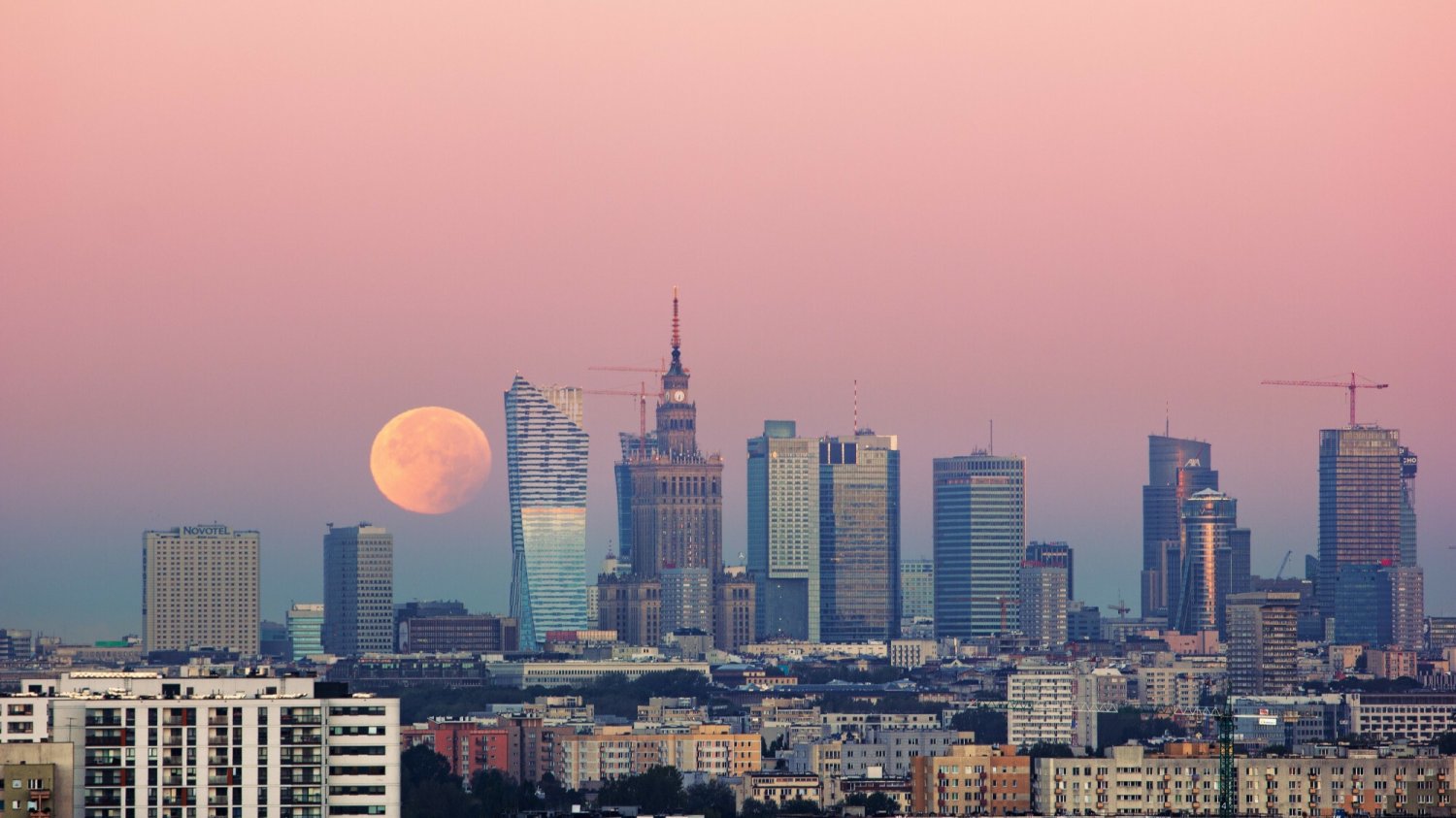 Na zdjęciu Księżyc nad Warszawą