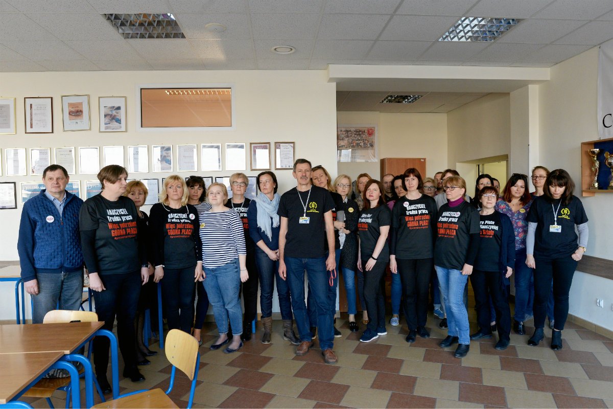 Strajkujący nauczyciele z  II Liceum Ogólnokształcącego w Olsztynie.