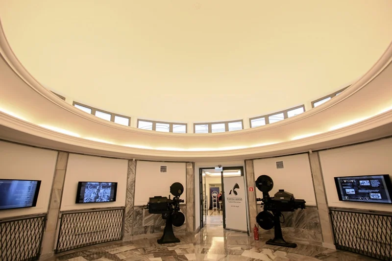 Kino Iluzjon po remoncie: wejście do budynku