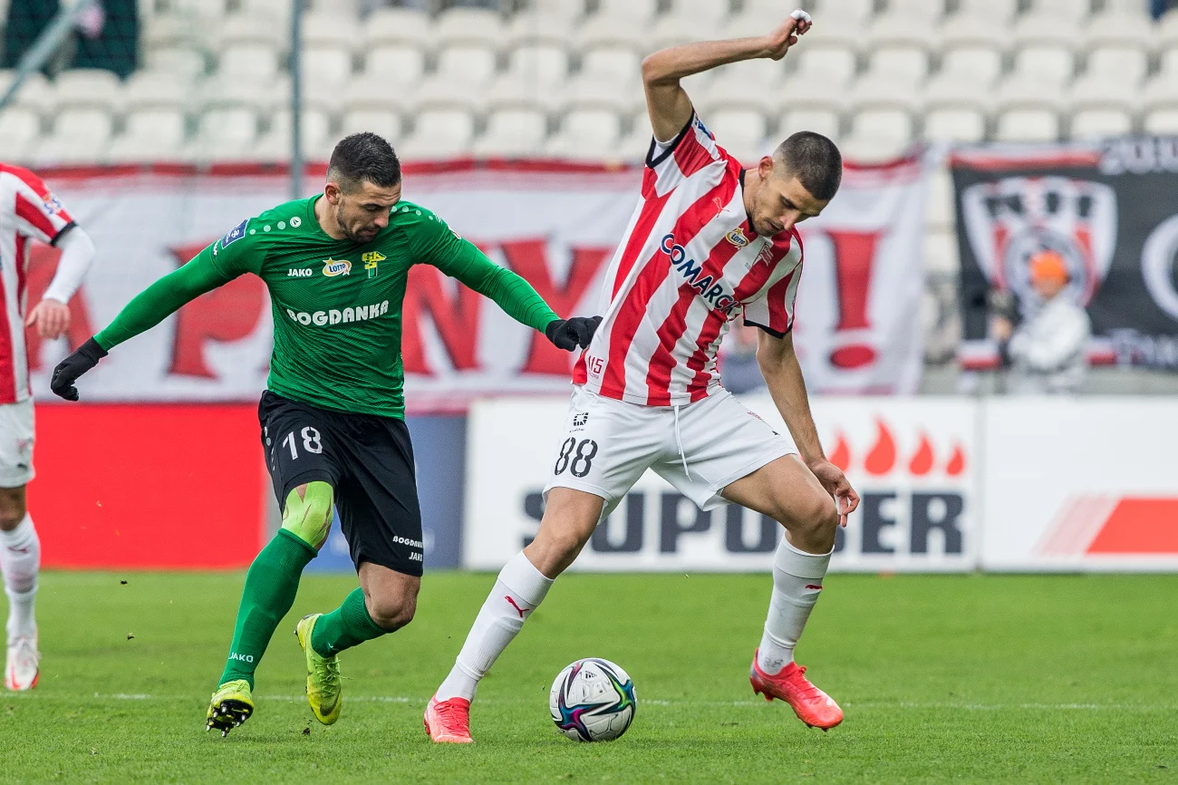 Górnik Łęczna odniósł bardzo cenne zwycięstwo na stadionie Cracovii. Dwa gole zdobył dla gości Bartosz Śpiączka.