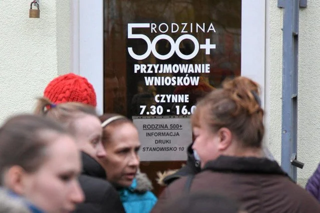 Polki rezygnują z pracy, bo dostają 500 zł na każde drugie i następne dziecko? Rzecznik resortu pracy, przekonuje, że to dlatego, iż miały daleko do pracy.