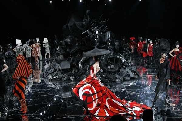 Pokaz Alexandra McQueena, jesień-zima 2009/2010. "The Horn of Plenty", czyli tzw. postmodernistyczny artrecycling i pastisz dawnej mody