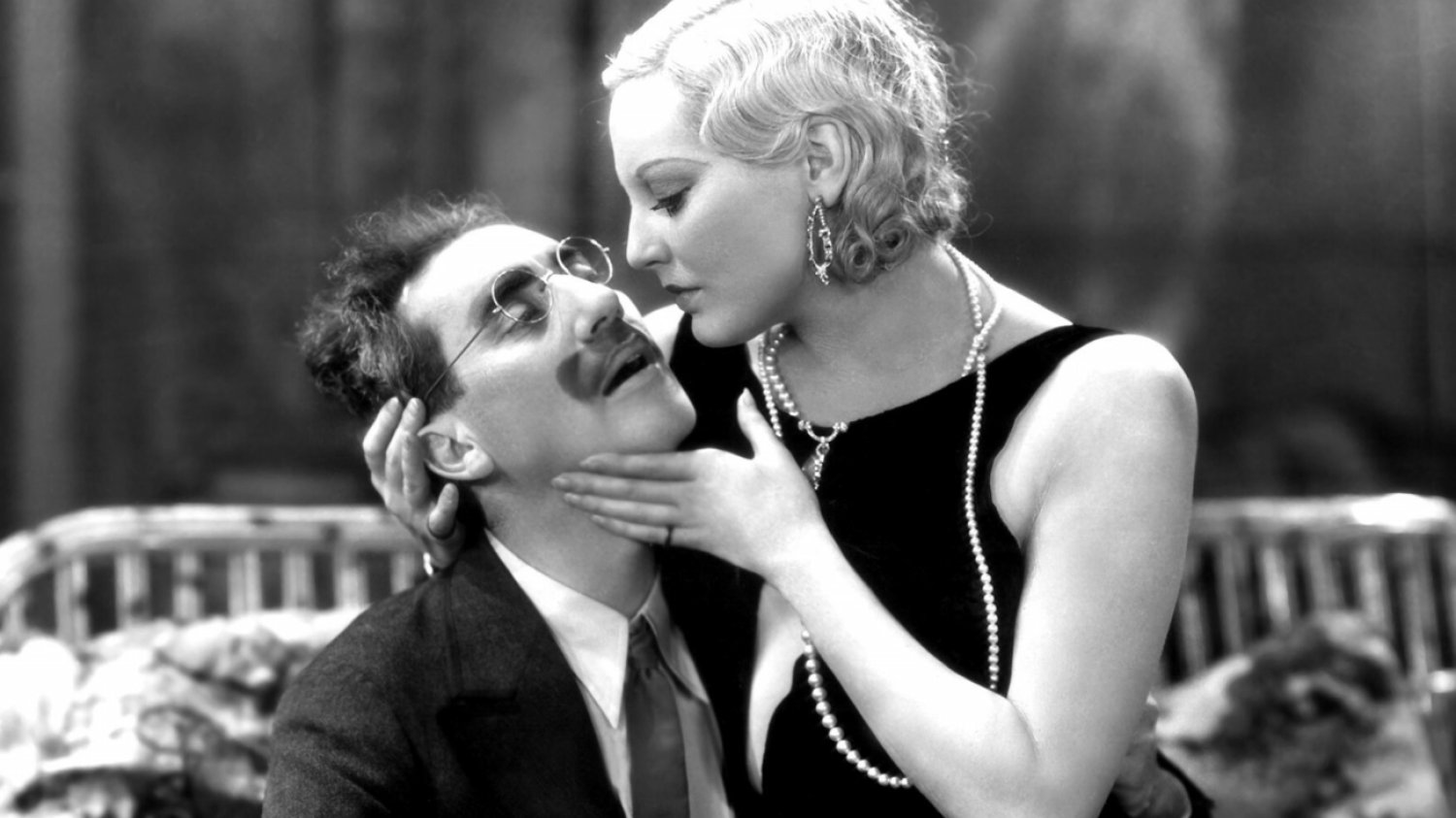 Thelma Todd i Groucho Marx w filmie "Małpi interes".
