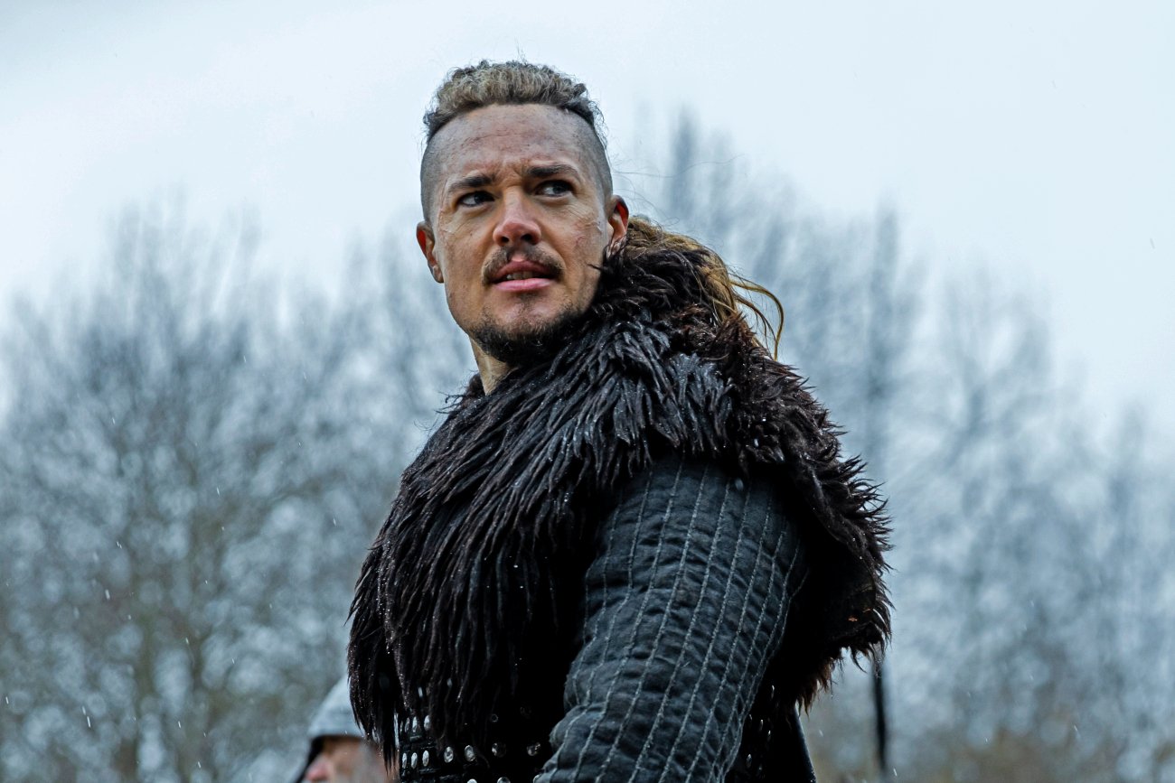 Alexander Dreymon jako Uhtred w filmie "Siedmiu królów musi umrzeć" ("The Last Kingdom")