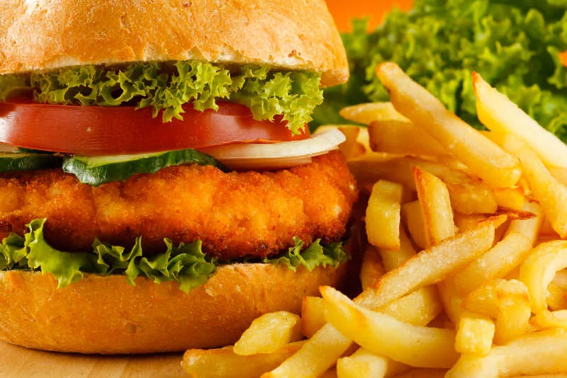 Pracownicy [url=http://shutr.bz/1fho3Pd]fast foodów[/url] ostrzegają, czego nie jeść w ich barach.